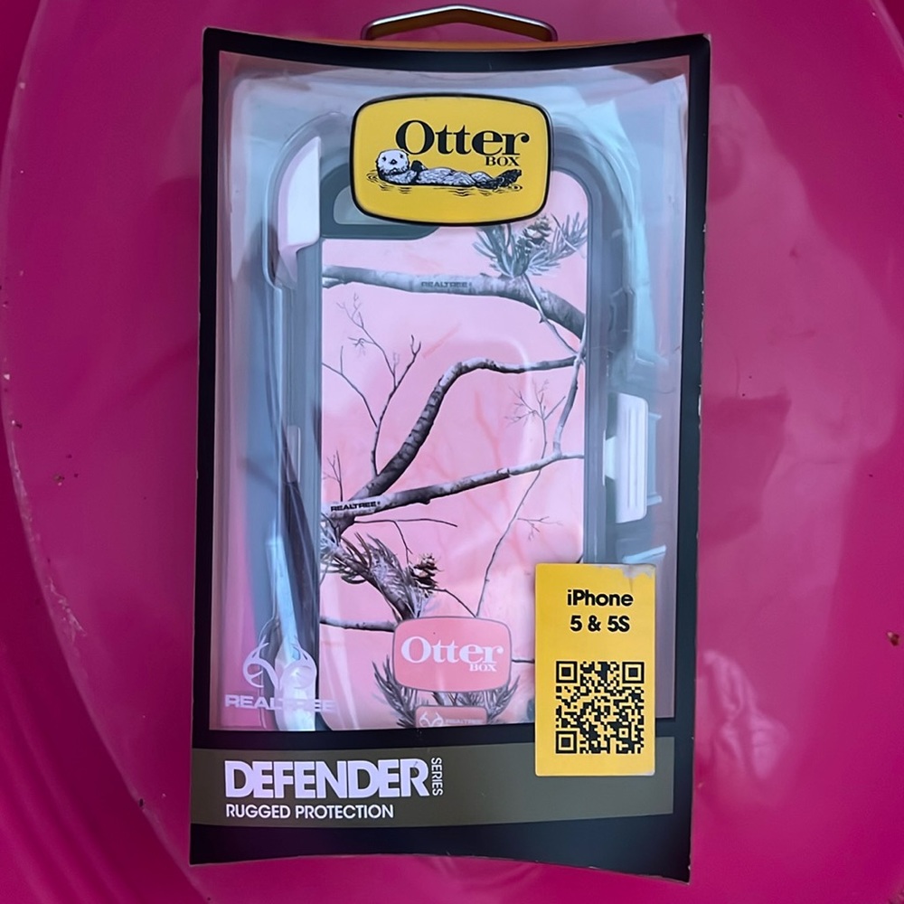 IPhone 5 & 5S Otterbox Defender series pink camo case